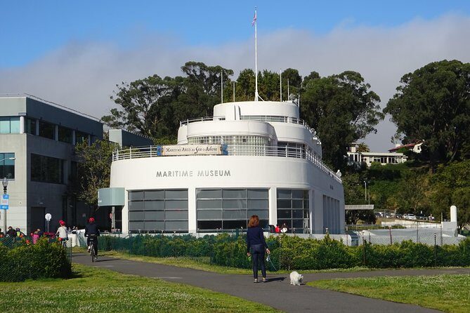 Fisherman's Wharf Self-Guided Walking Tour and Hunt - Ghirardelli Square and the uphill shift to Russian Hill