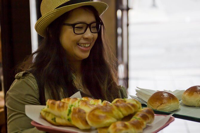 San Francisco Chinatown Food Tour - New Hollywood Bakery: cha siu buns and why this stop works