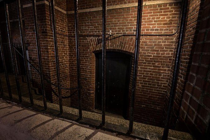 San Francisco Ghost Tours: Gold and Ghouls Tour - Huntington Park: Where the Mansion Went, and the Night Stories Took Over